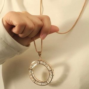 Gold necklace with gold and rhinestone diamonds.